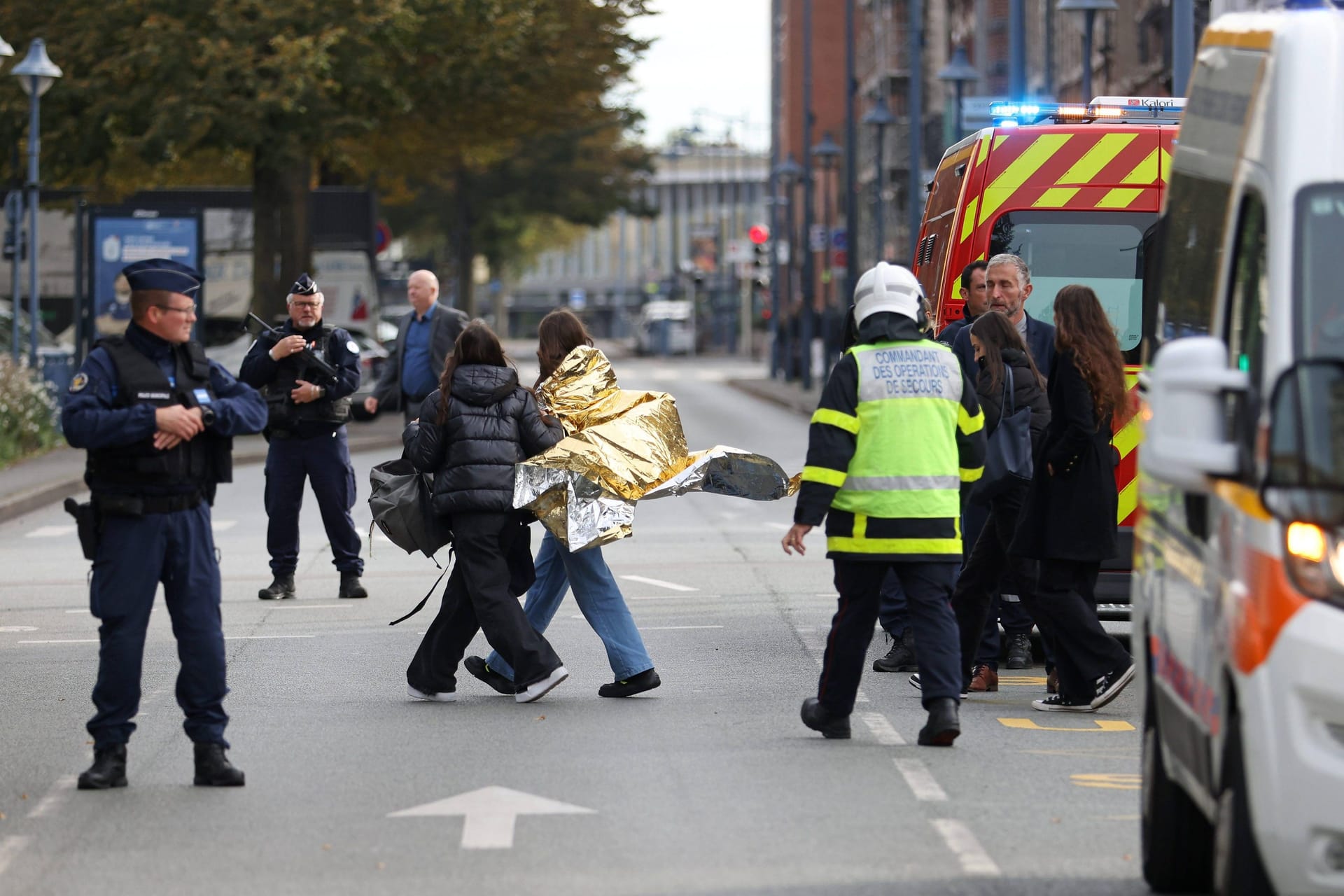 Polizisten und Rettungskräfte vor der Schule in Arras.