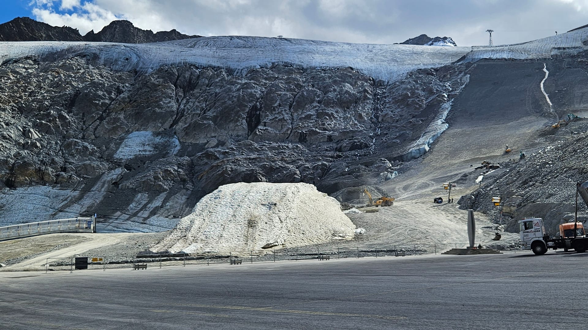 Die Bagger in Sölden: Greenpeace veröffentlichte Bilder der Bauarbeiten. Foto: Mitja Kobal / Greenpeace