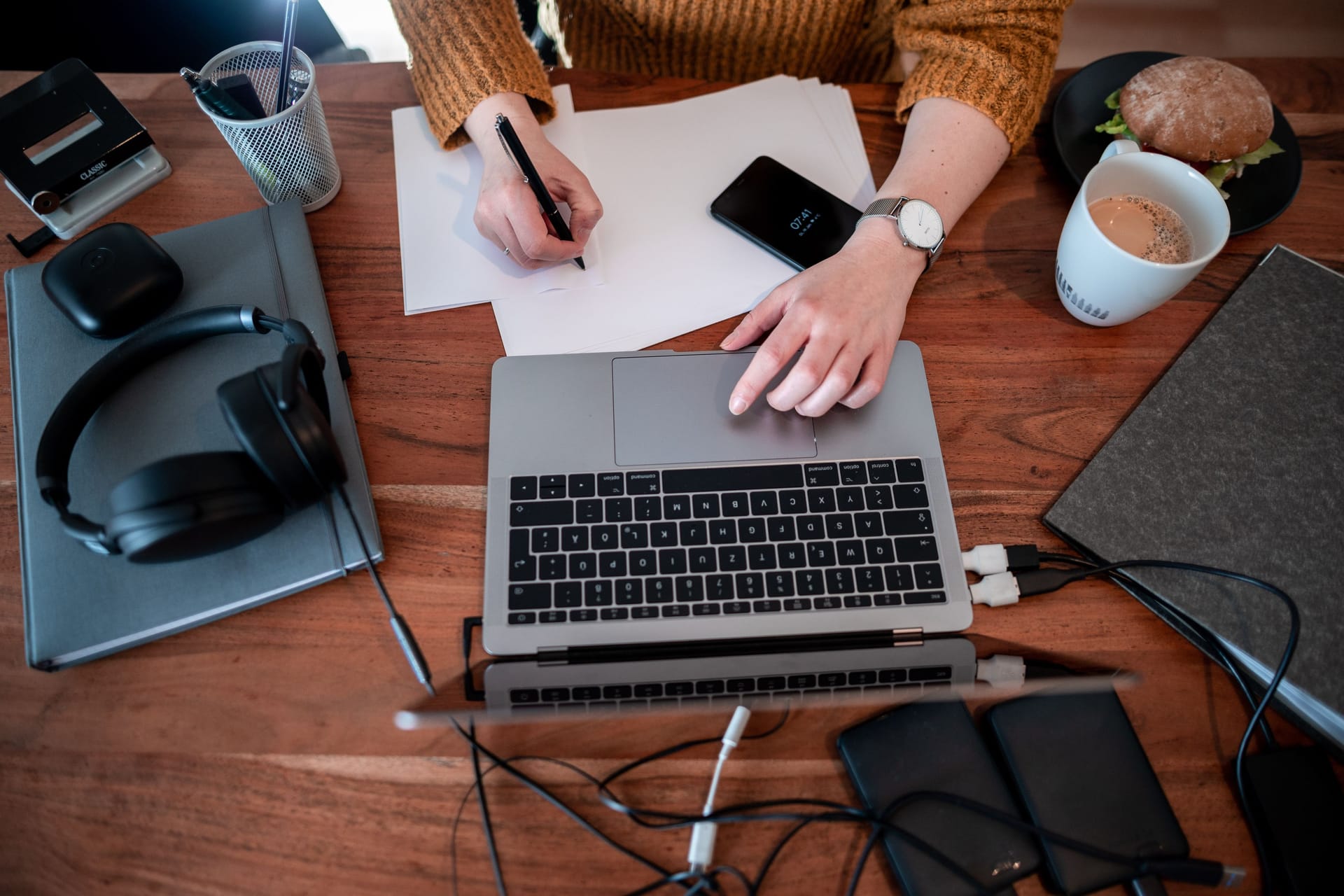 Teure technische Geräte für den Job angeschafft? Auch die können Sie als Werbungskosten in der Steuererklärung geltend machen.