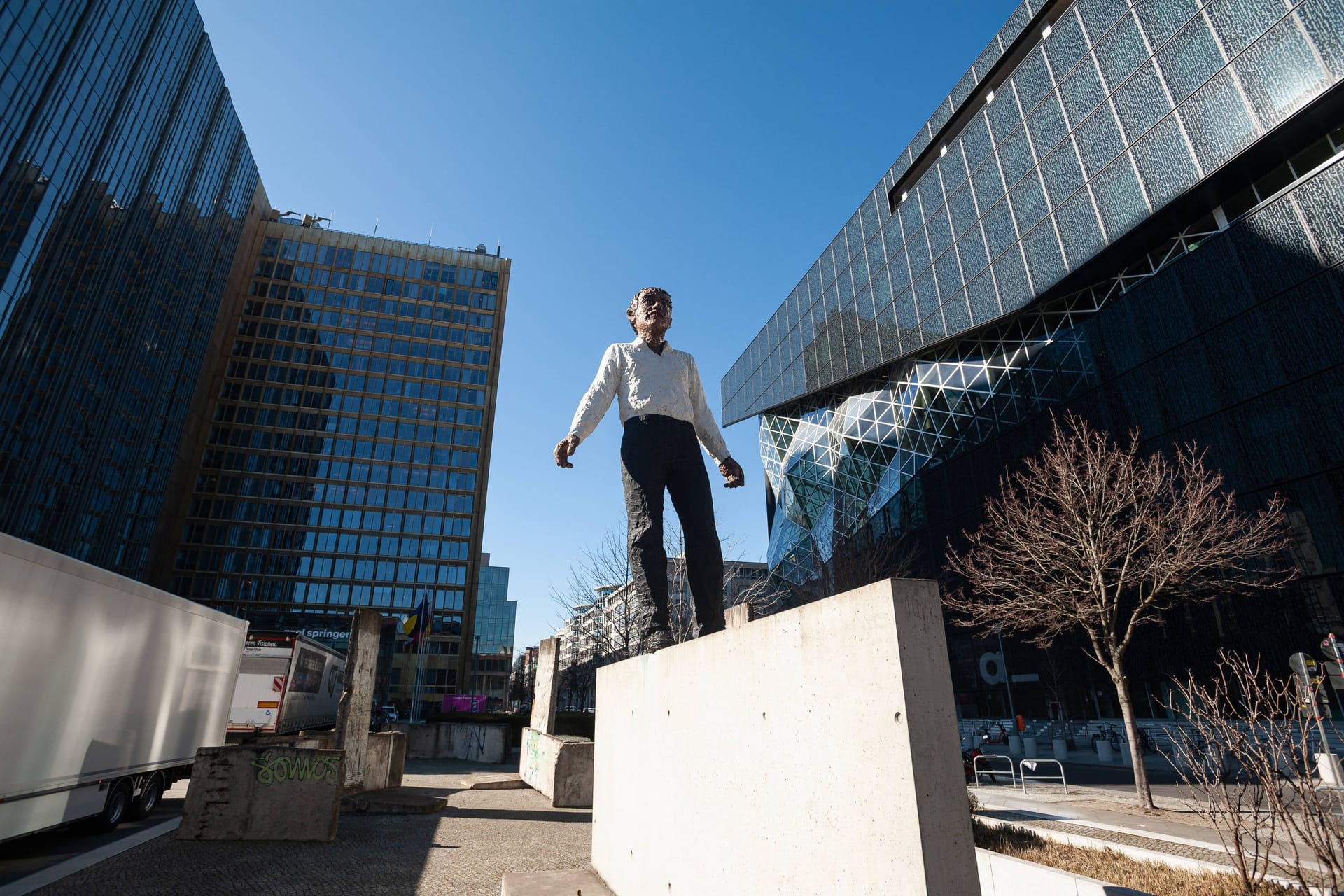 Axel-Springer-Hochhaus und Axel-Springer-Neubau in Berlin: Der Verlag will wohl in Großbritannien expandieren. Axel-Springer-Hochhaus und Axel-Springer-Neubau in Berlin: Der Verlag will wohl in Großbritannien expandieren.