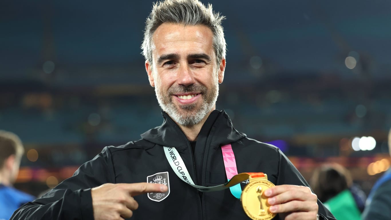 Jorge Vilda mit seiner WM-Medaille: Nach seinem Rauswurf in Spanien hat der Trainer einen neuen Job.