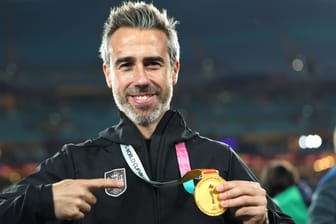Jorge Vilda mit seiner WM-Medaille: Nach seinem Rauswurf in Spanien hat der Trainer einen neuen Job.