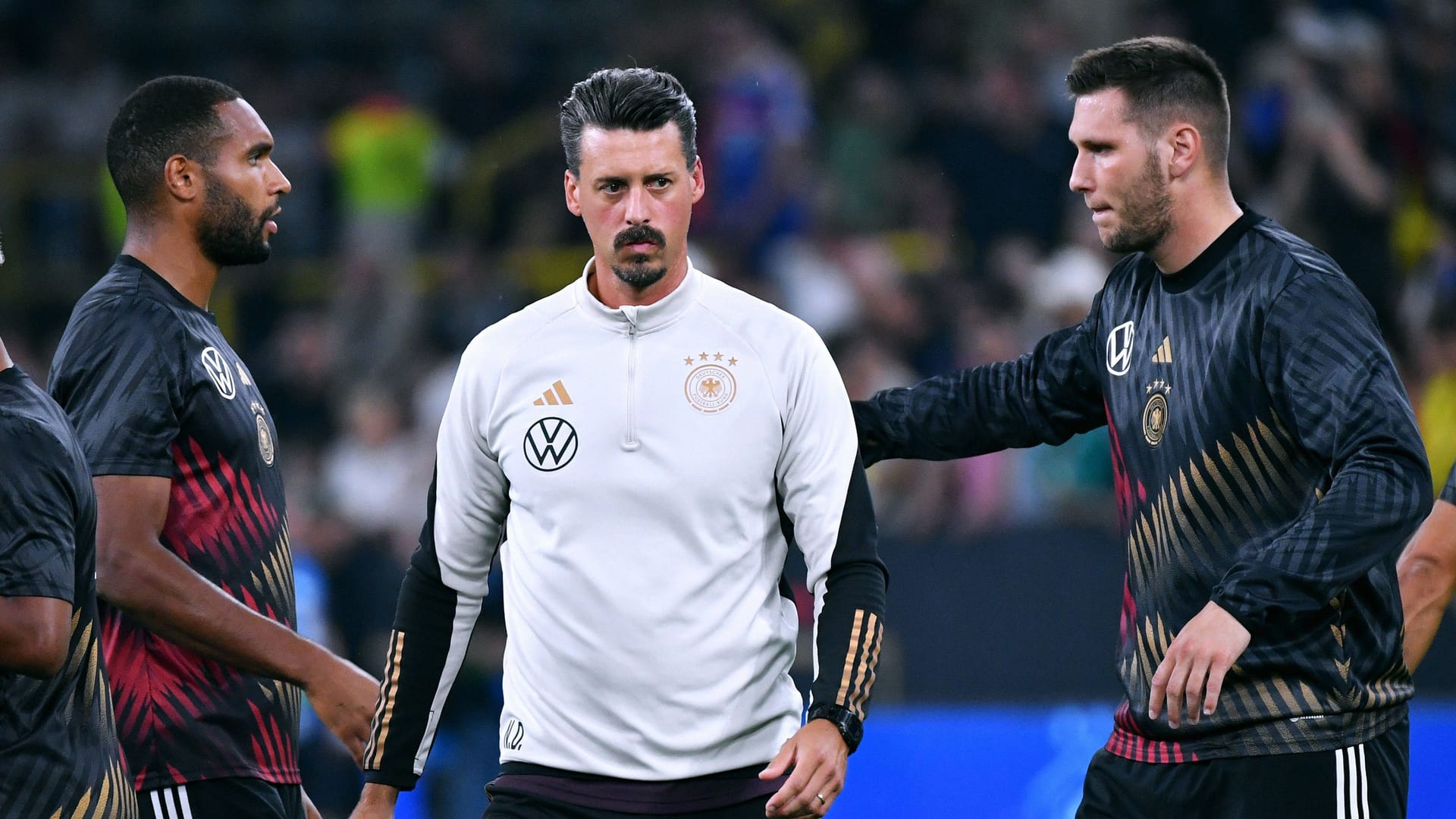 Jonathan Tah (l.) und Niklas Süle (r.) spielten im Team vom Trainerteam um Co-Trainer Sandro Wagner (m.) beide rechts hinten.