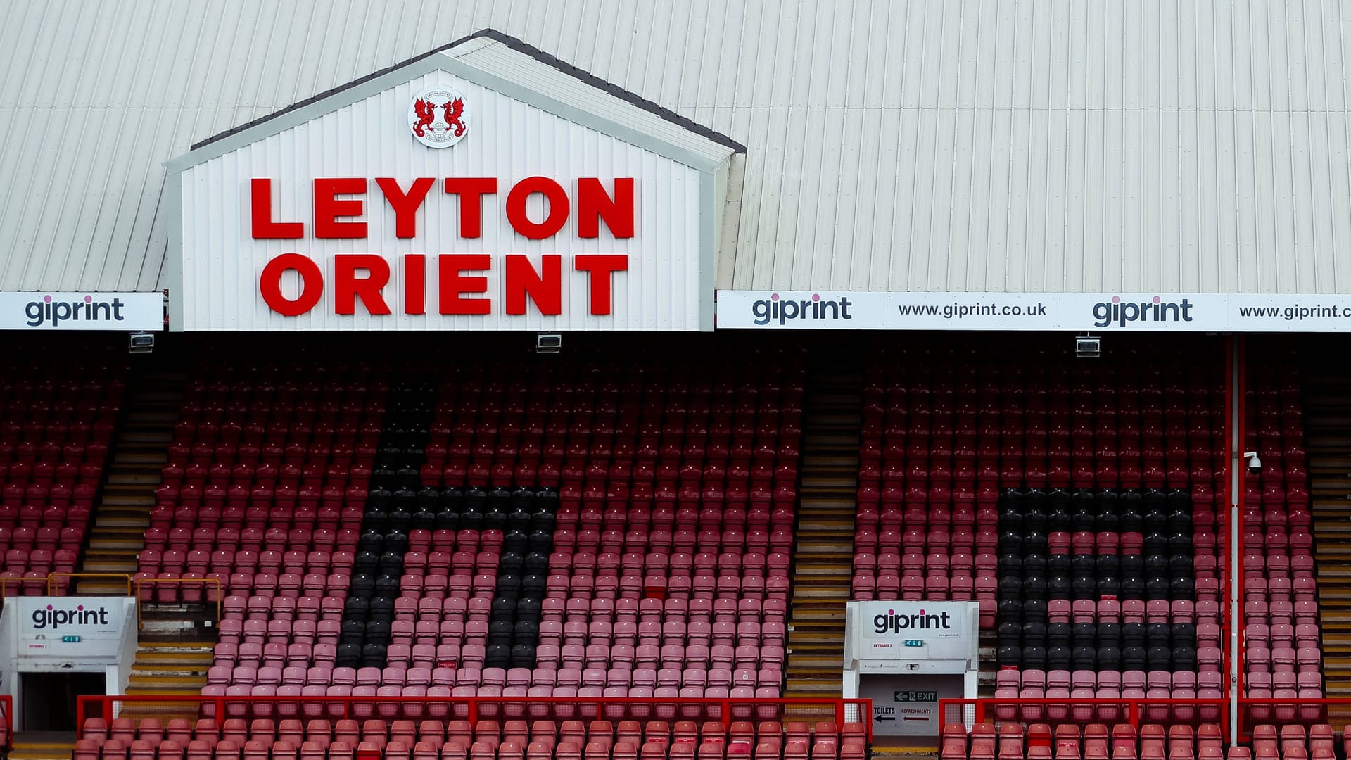 Leyton Orient: Ein Fan des Klubs starb auf der Tribüne.