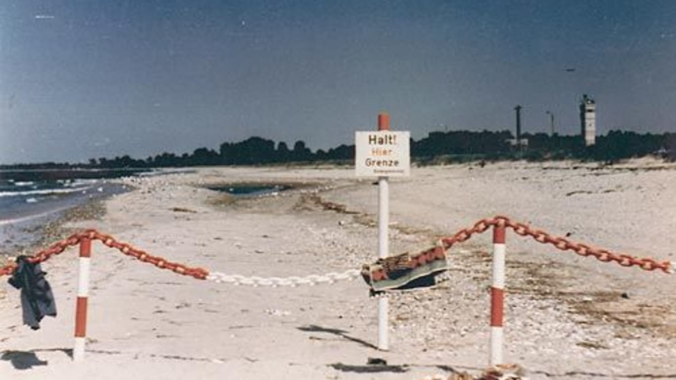 An der Markierung zum DDR-Strand trockneten Urlauber Wäsche.