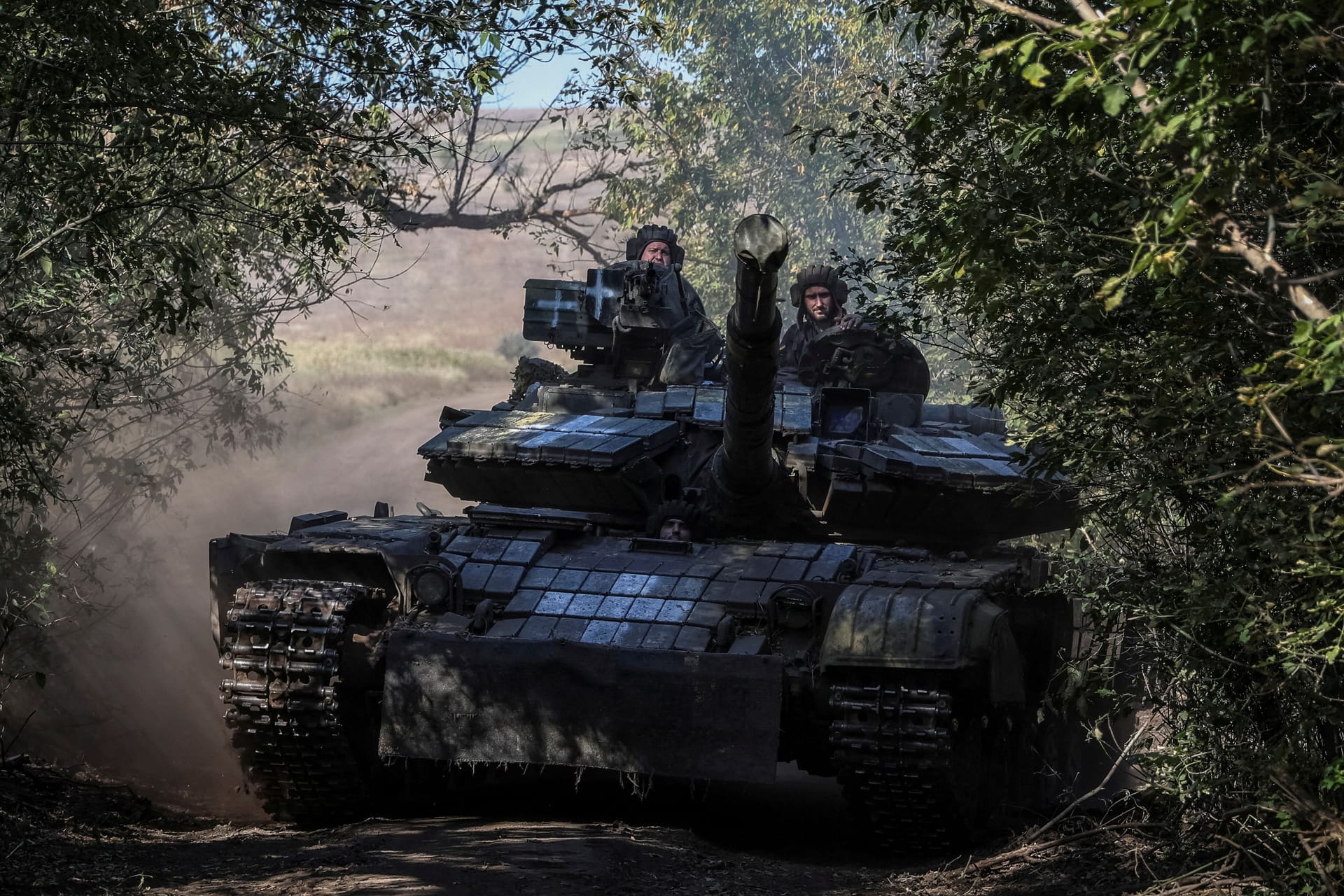 Ukrainische Soldaten mit einem Panzer in der Region Donetsk (Archivbild): Die Kriegsblogger kritisieren den Verlauf der Gegenoffensive der Ukraine.