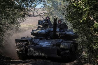 Ukrainische Soldaten mit einem Panzer in der Region Donetsk (Archivbild): Die Kriegsblogger kritisieren den Verlauf der Gegenoffensive der Ukraine.