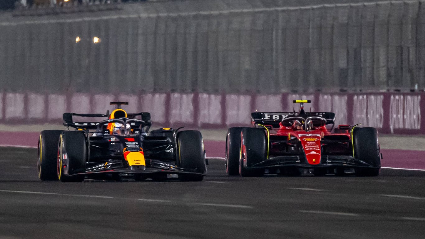 Max Verstappen im Duell mit Carlos Sainz: Beim Rennen am Sonntag bekommen die Teams strikte Vorgaben.