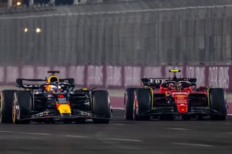 Max Verstappen im Duell mit Carlos Sainz: Beim Rennen am Sonntag bekommen die Teams strikte Vorgaben.