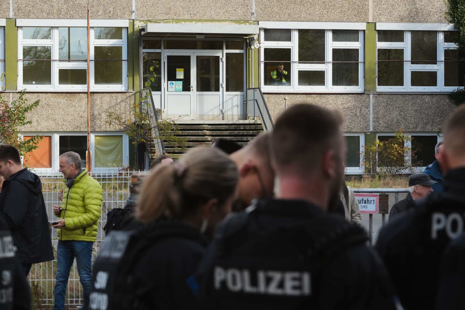 Die Polizei vor der geplanten Asylunterkunft in Dresden-Klotsche: Am startete hier eine rechte Demo, die vor das Wohnhaus des Ministerpräsidenten, in den den darauffolgenden Tagen muss der Anschlag passiert sein.