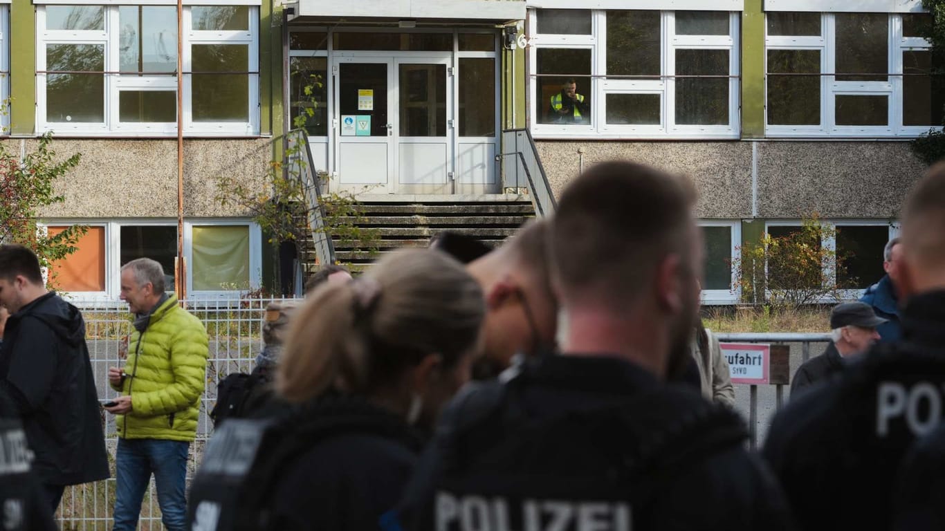 Die Polizei vor der geplanten Asylunterkunft in Dresden-Klotsche: Am startete hier eine rechte Demo, die vor das Wohnhaus des Ministerpräsidenten, in den den darauffolgenden Tagen muss der Anschlag passiert sein.
