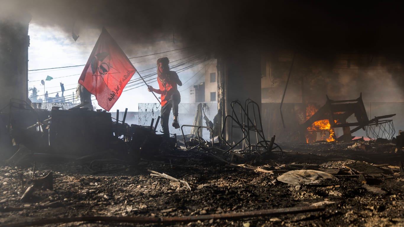 Militante Demonstranten legen Feuer im Libanon: Nach einer Explosion bei einem Krankenhaus im Gazastreifen greifen teils gewaltsame Proteste gegen Israel im Nahen und Mittleren Osten um sich.