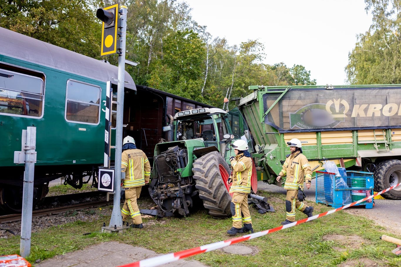 Stadthagen: Ein Traktor steht nach einem Unfall im Landkreis Schaumburg neben einer Museumseisenbahn. Die Treckerfahrerin wurde dabei am Sonntag lebensgefährlich verletzt.