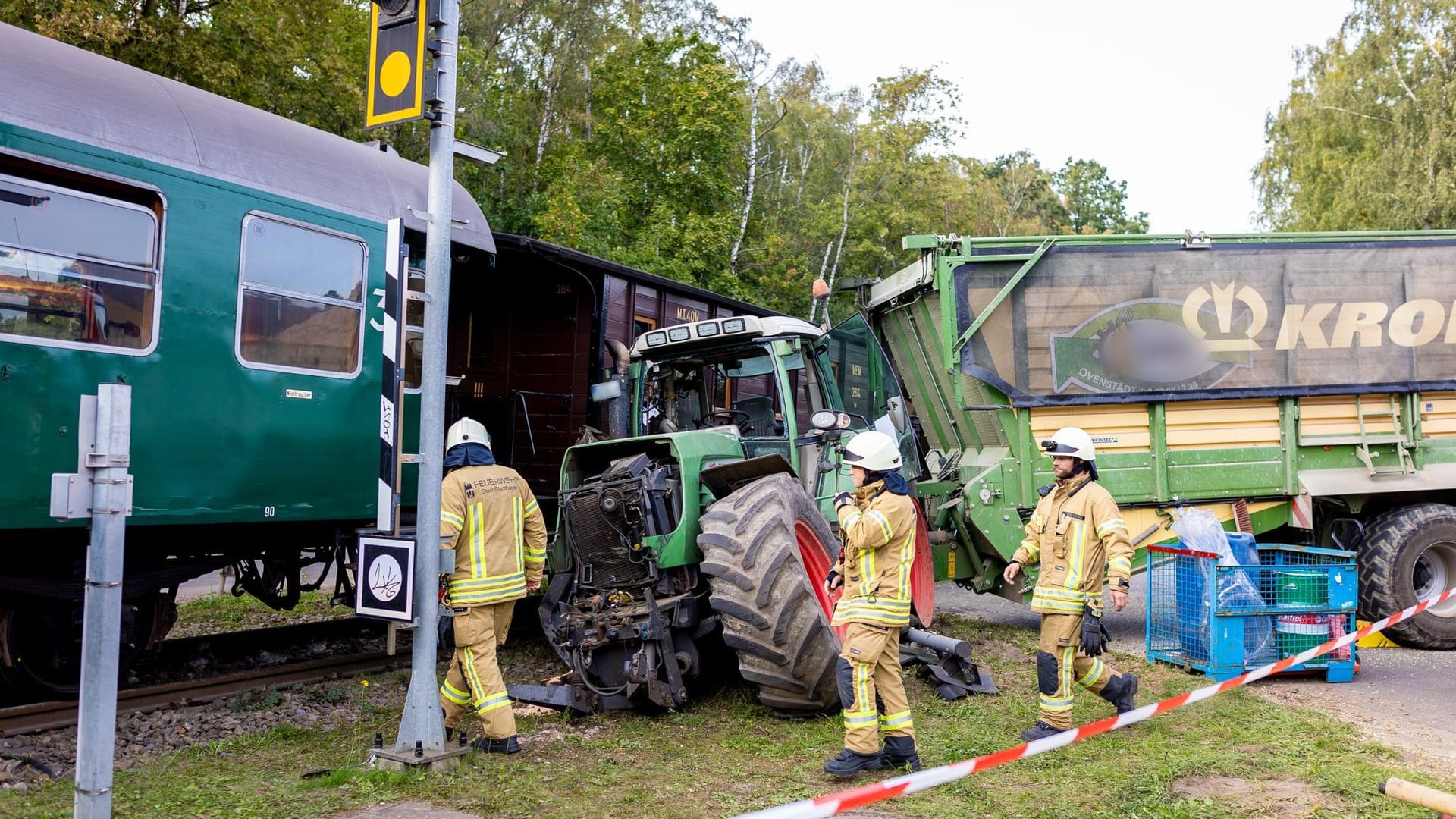 Stadthagen: Ein Traktor steht nach einem Unfall im Landkreis Schaumburg neben einer Museumseisenbahn. Die Treckerfahrerin wurde dabei am Sonntag lebensgefährlich verletzt.