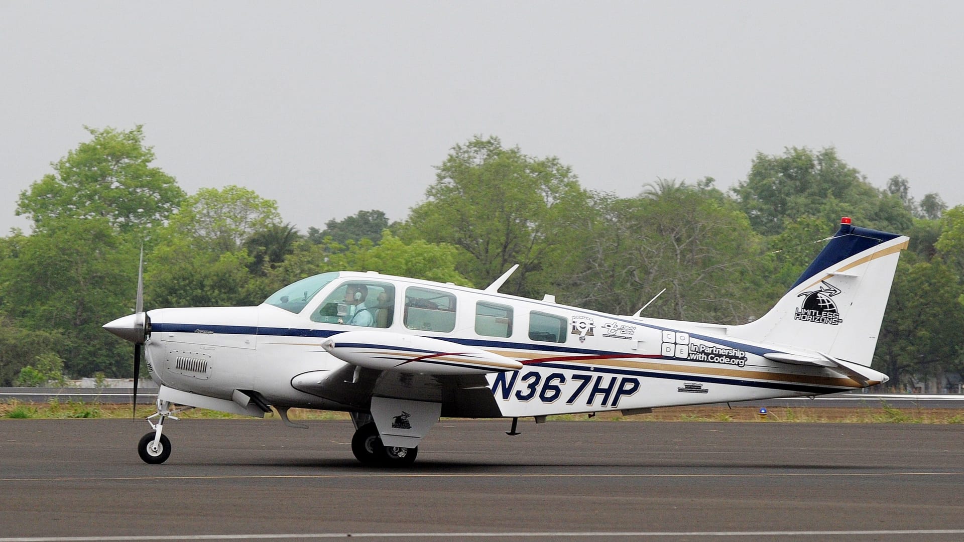 Ein Kleinflugzeug des Typs Beechcraft A36 Bonanza (Symbolbild).