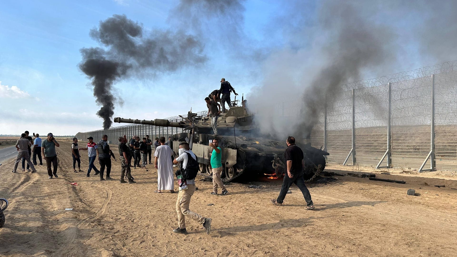 Bewaffnete Kämpfer der palästinensischen Hamas greifen Israel an: Die Islamisten nehmen mehr als 100 Menschen als Geiseln.