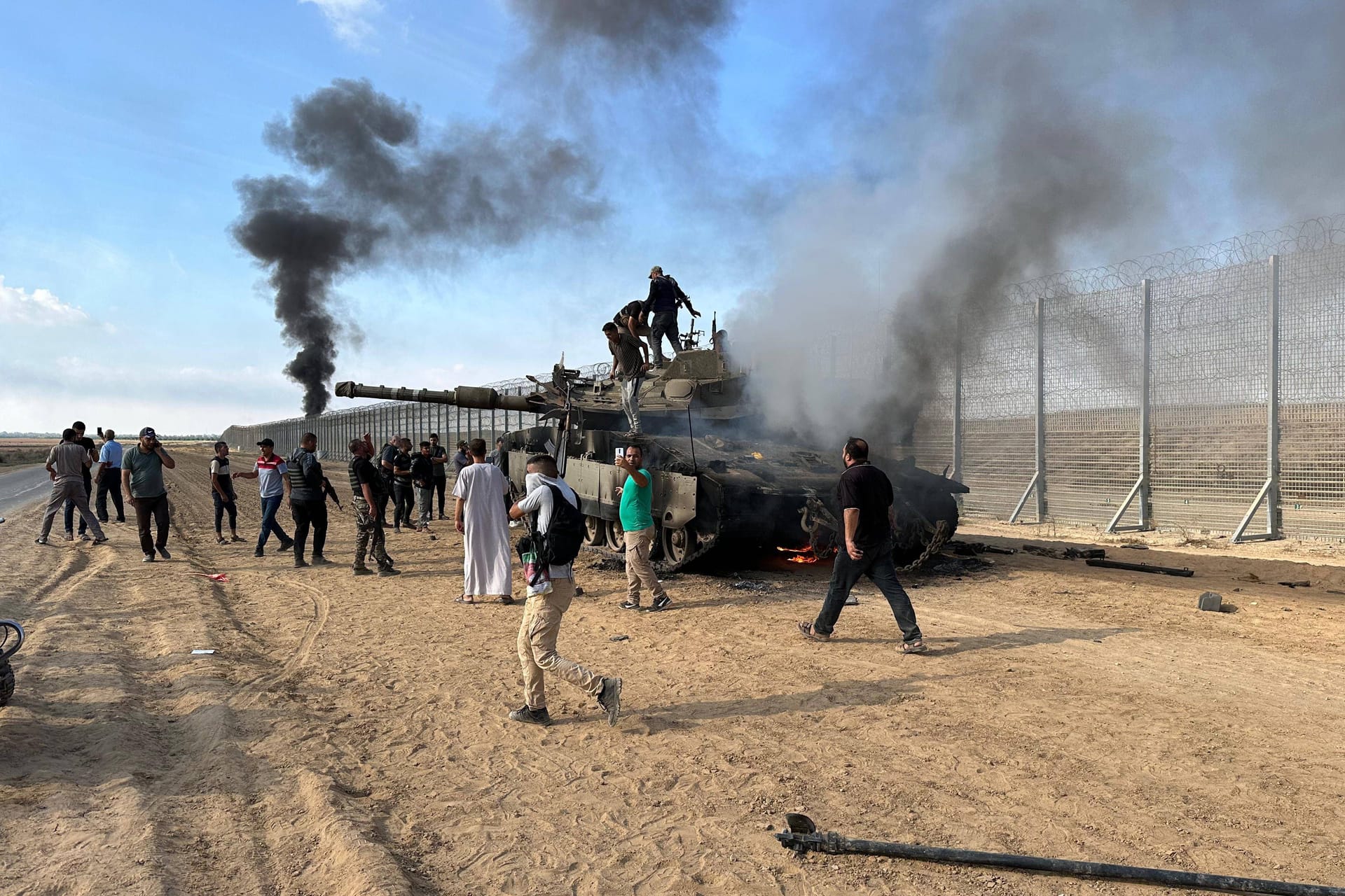 Bewaffnete Kämpfer der palästinensischen Hamas greifen Israel an: Die Islamisten nehmen mehr als 100 Menschen als Geiseln.