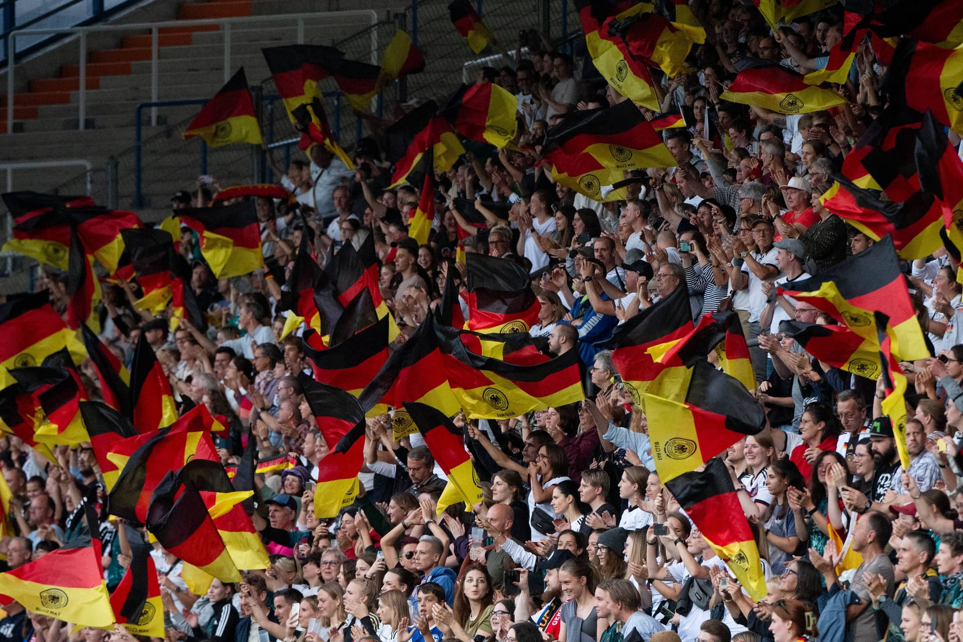 Deutsche Fußballfans bei einem Länderspiel der DFB-Frauen in Bochum: Vor der Heim-EM plant der DFB offenbar eine Änderung.