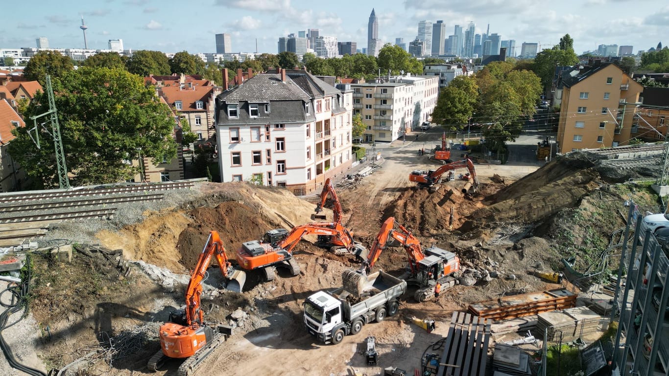 Während die Bauarbeiten in Frankfurt-Gallus auf Hochtouren laufen: Alles bereit für den Einschub des Tunnelbauwerks.