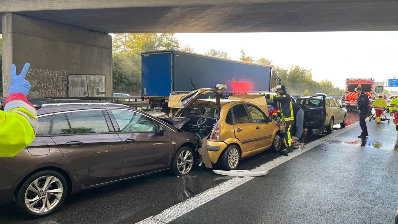 Einsatzkräfte der Feuerwehr am Unfallort: Nach den ersten Meldungen musste davon ausgegangen werden, dass Personen eingeklemmt waren.