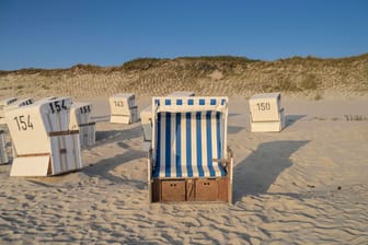 Strandkörbe am Weststrand von List auf Sylt (Symbolbild): Die Körbe, die nicht mehr gebraucht werden, werden jedes Jahr versteigert.