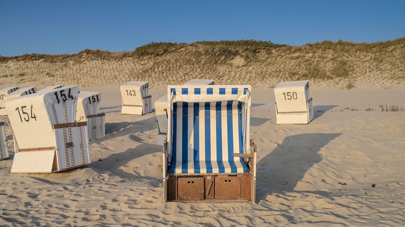 Strandkörbe am Weststrand von List auf Sylt (Symbolbild): Die Körbe, die nicht mehr gebraucht werden, werden jedes Jahr versteigert.