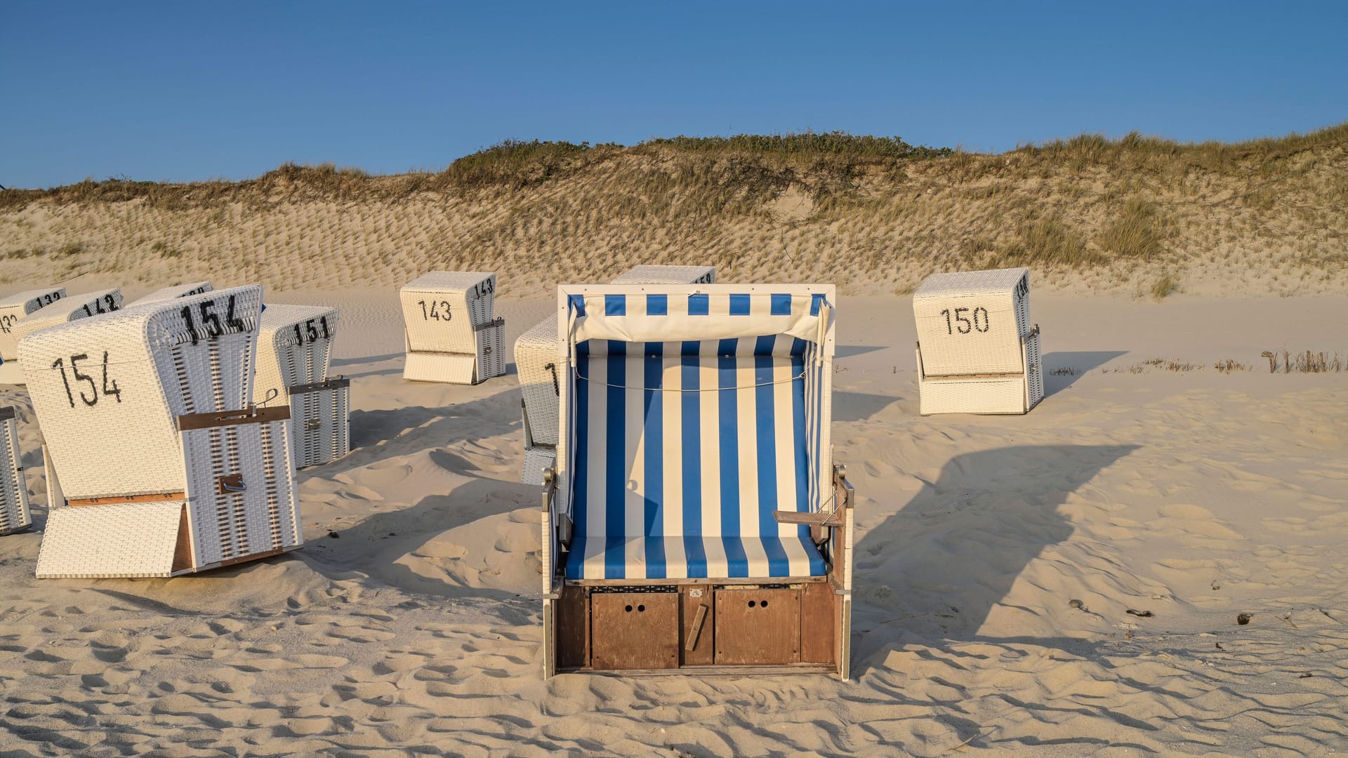 Strandkörbe am Weststrand von List auf Sylt (Symbolbild): Die Körbe, die nicht mehr gebraucht werden, werden jedes Jahr versteigert. Strandkörbe am Weststrand von List auf Sylt (Symbolbild): Die Körbe, die nicht mehr gebraucht werden, werden jedes Jahr versteigert.