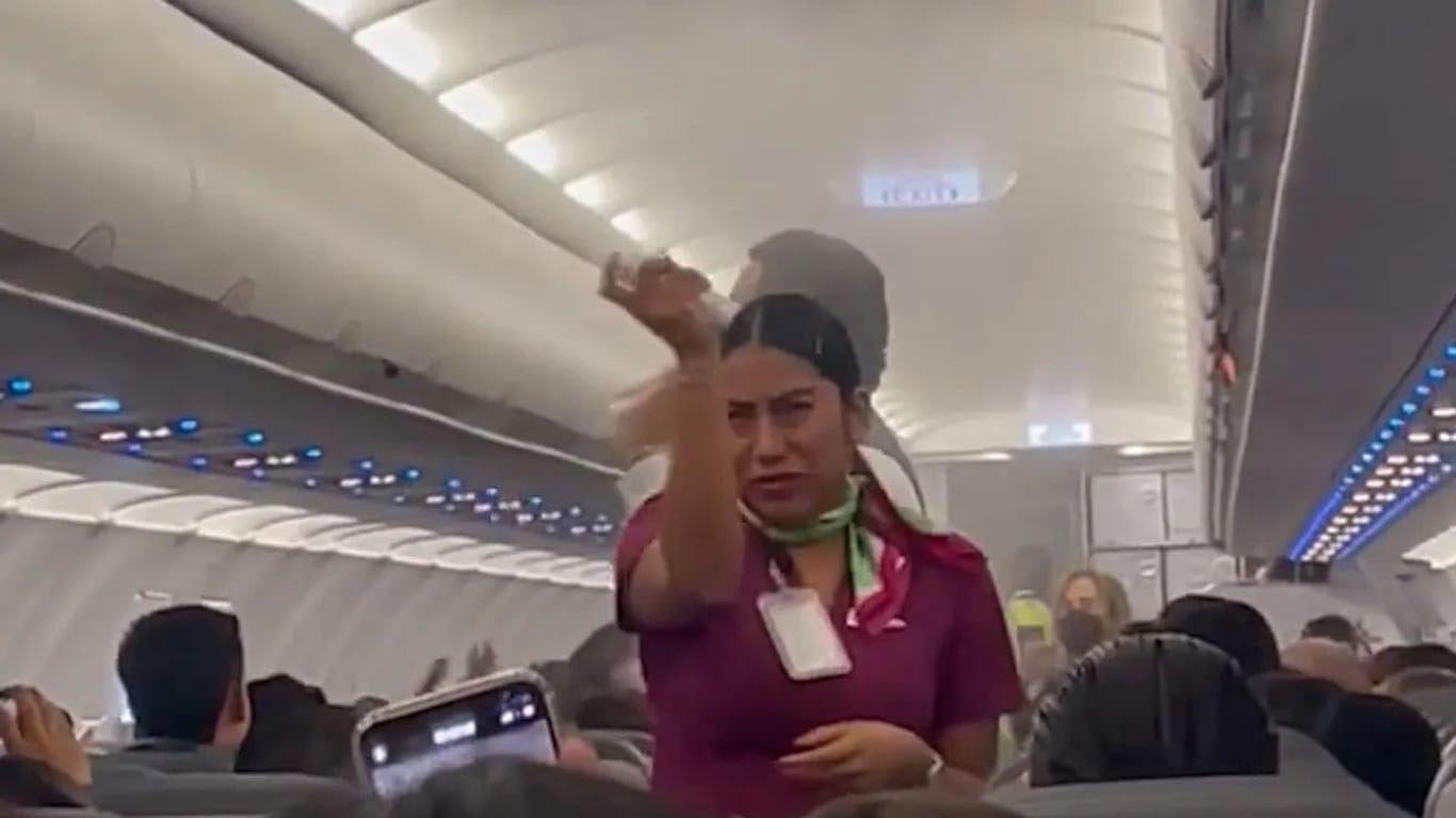 Eine Flugbegleiterin sprüht Insektenspray: Moskitos hatten sich in einem Flugzeug in Mexiko breit gemacht.