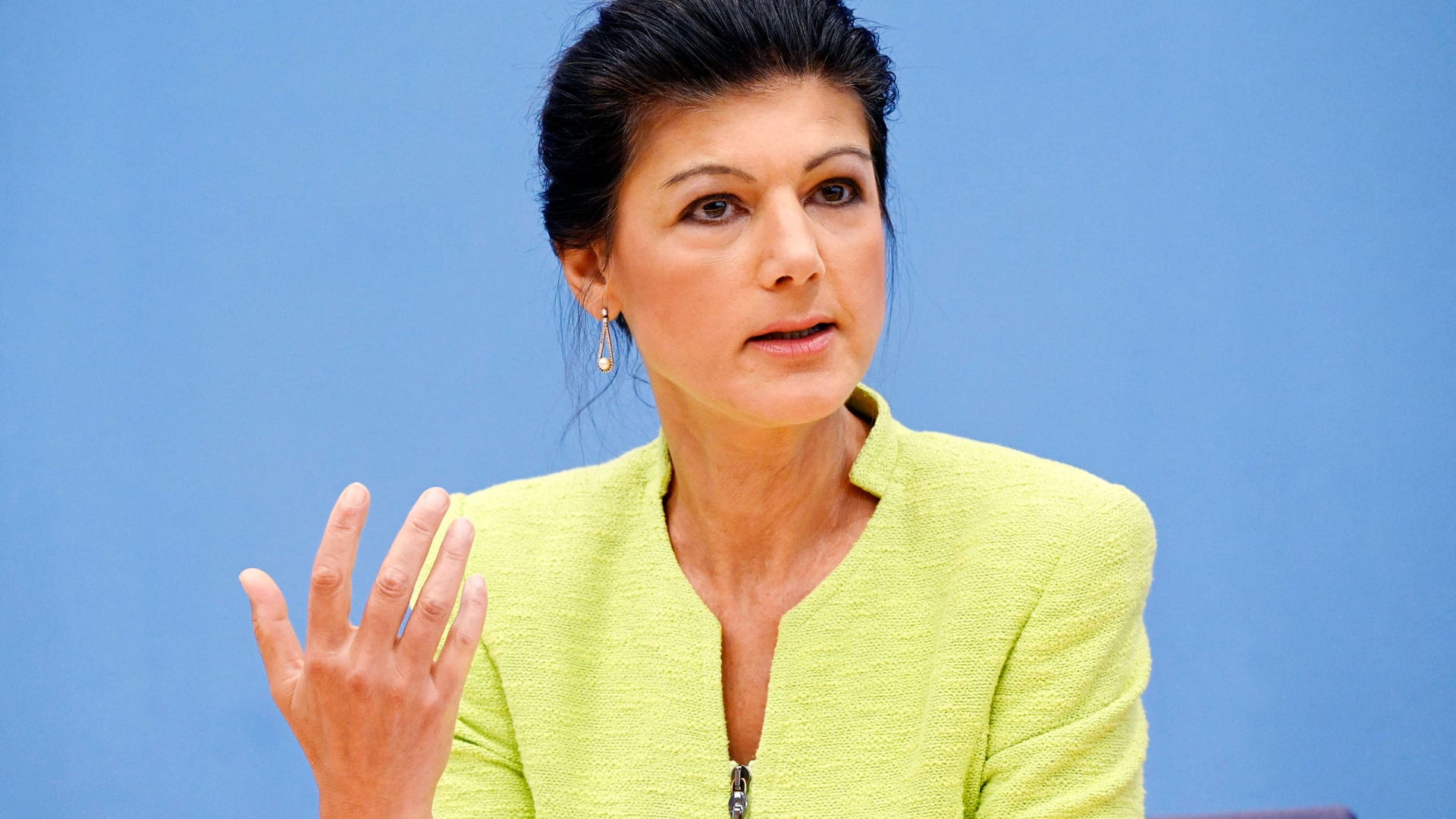 Zaklin Nastic ist ins lager von Sahrra wagenknecht gewechselt.