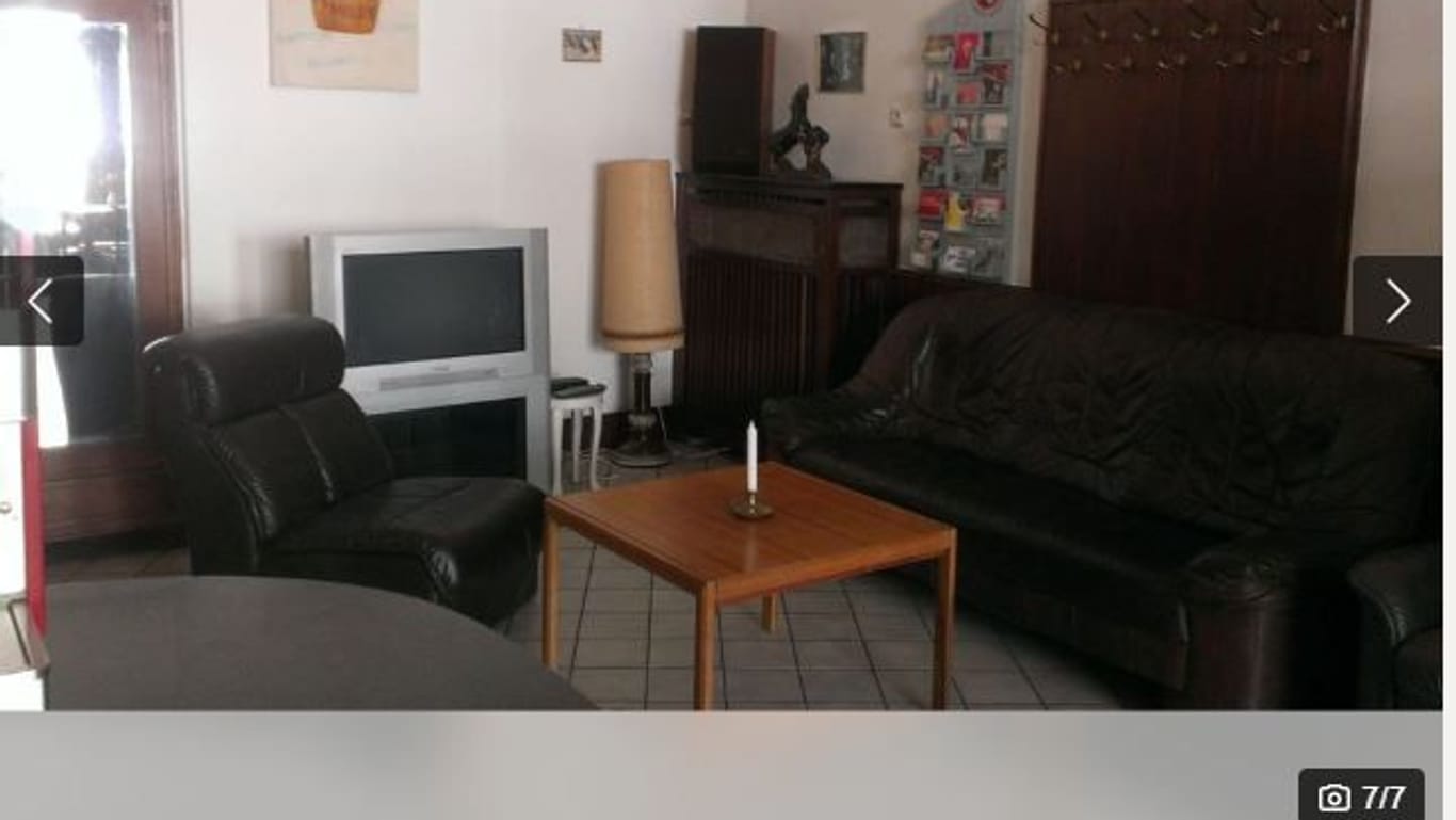 Screenshot der Wohnungsanzeige: Der Wohnbereich mit Original-Kneipen-Garderobe.