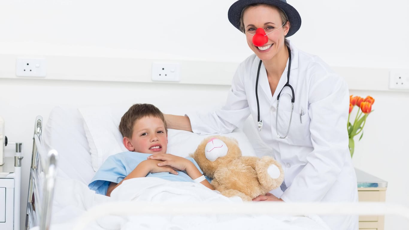Eine Ärztin verkleidet sich als Clown: Humor kann die Anspannung und Ängste mindern.