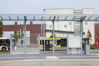 Ein Busbahnhof in Niedersachsen (Symbolbild): Der Bund der Steuerzahler Niedersachsen und Bremen bemängelt Ausgaben für eine Buslinie, die offenbar niemand benötigte.