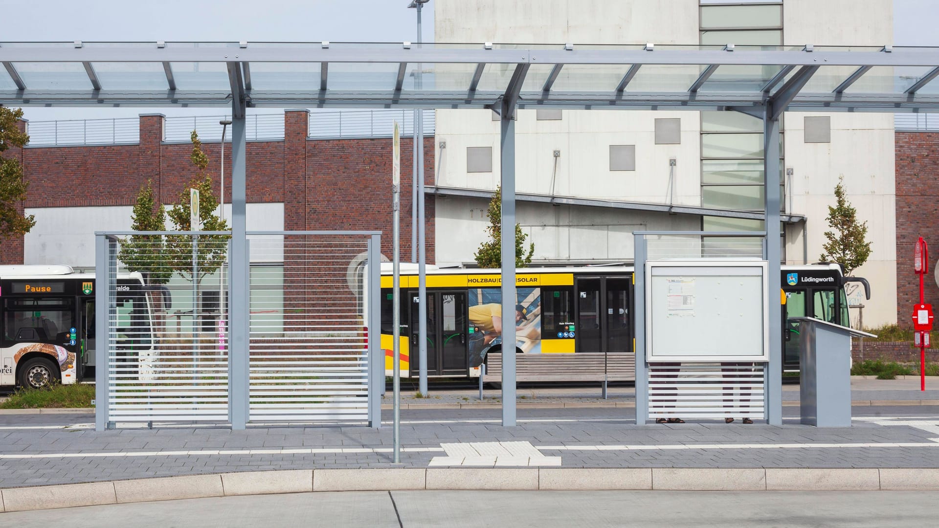 Ein Busbahnhof in Niedersachsen (Symbolbild): Der Bund der Steuerzahler Niedersachsen und Bremen bemängelt Ausgaben für eine Buslinie, die offenbar niemand benötigte.