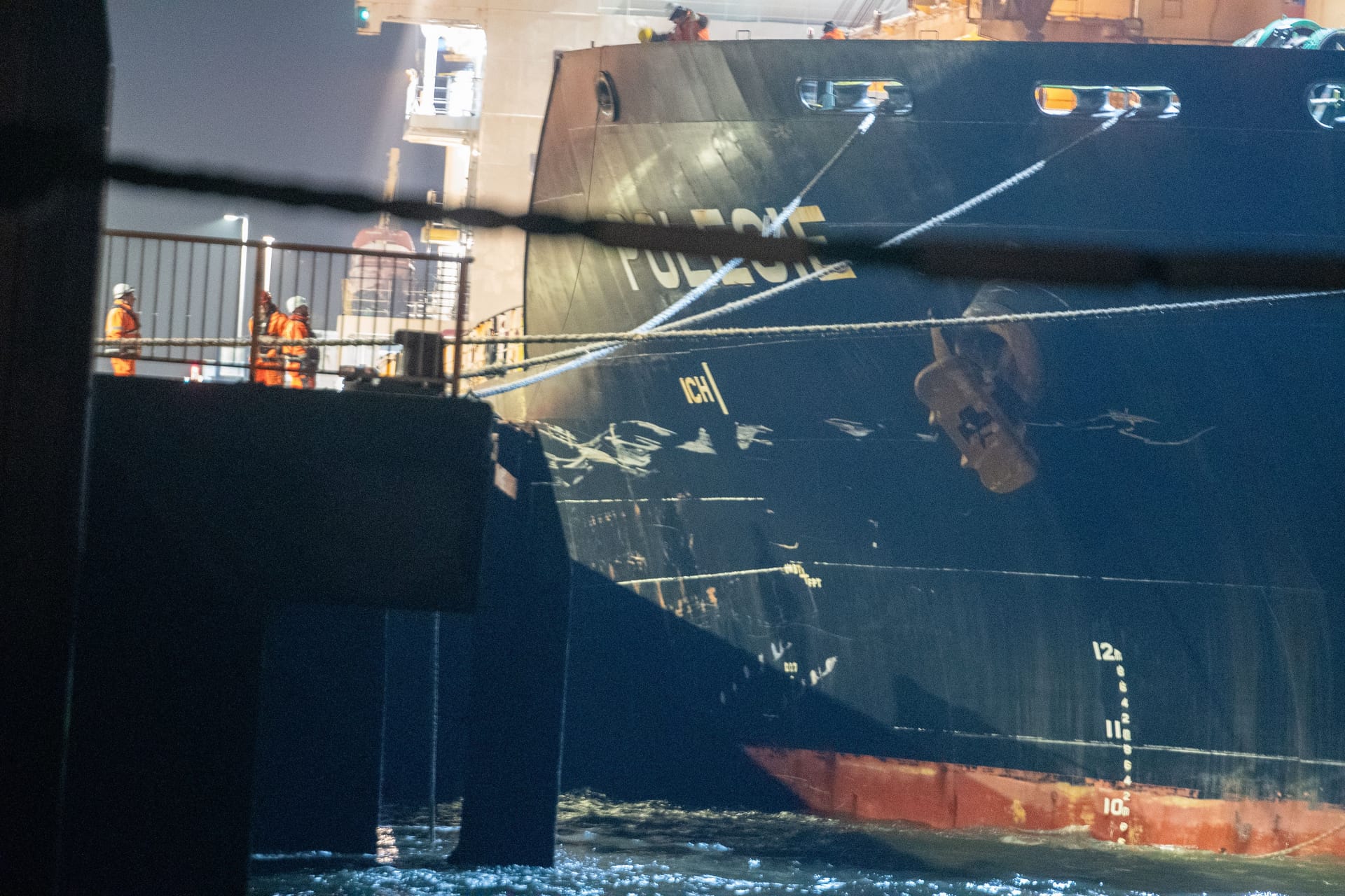 Ankunft der am Bug stark beschädigten "Polesie" im Hafen von Cuxhaven am Mittwochmorgen.