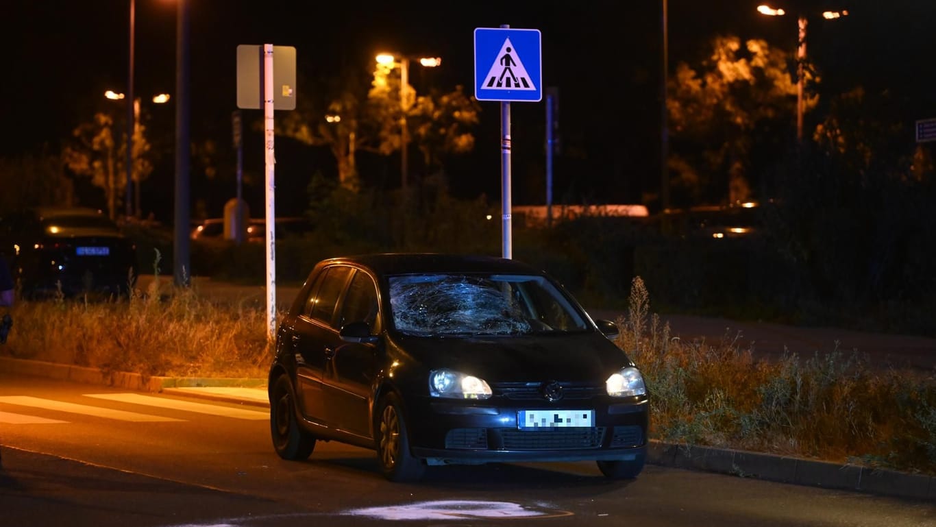 Berlin-Marzahn-Hellersdorf: Fußgänger wurden auf einem Zebrastreifen von einem Autofahrer erfasst.