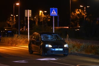 Berlin-Marzahn-Hellersdorf: Fußgänger wurden auf einem Zebrastreifen von einem Autofahrer erfasst.