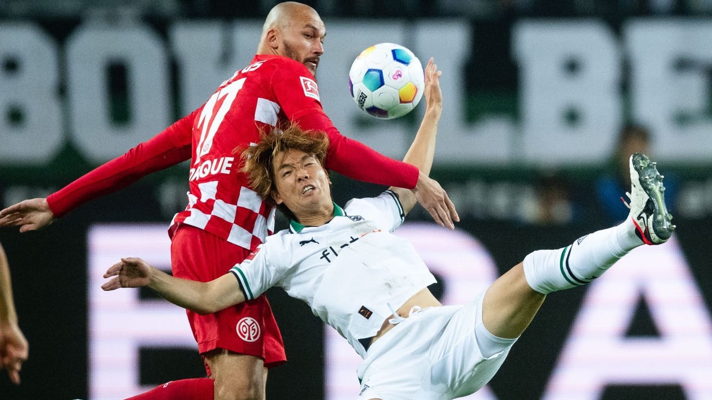 Verbissener Zweikampf: Mainz' Ajorque (li.) gegen Gladbachs Itakura.