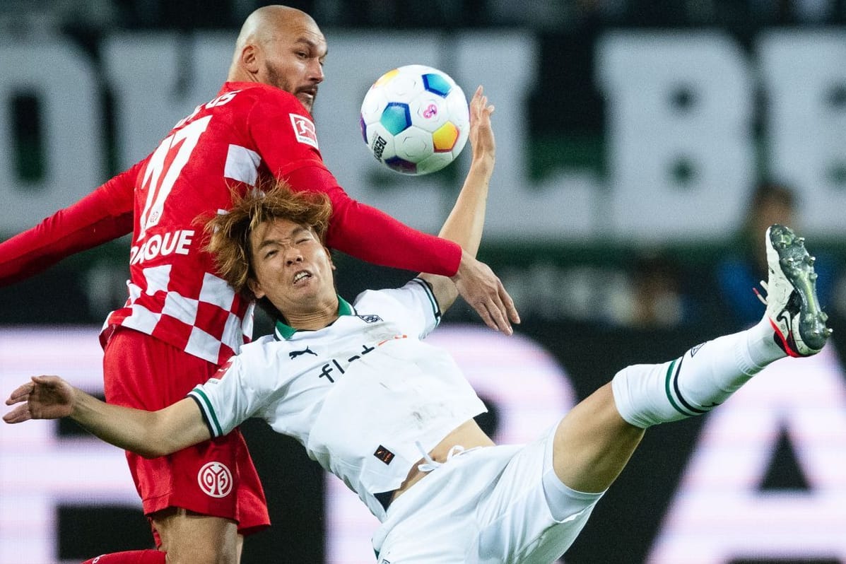 Verbissener Zweikampf: Mainz' Ajorque (li.) gegen Gladbachs Itakura.