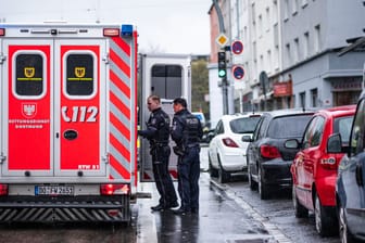 Dortmunder Polizisten sprechen mit Rettungssanitätern (Symbolbild): In Dortmund wurde ein 16-Jähriger von mehreren unbekannten Personen angegriffen.