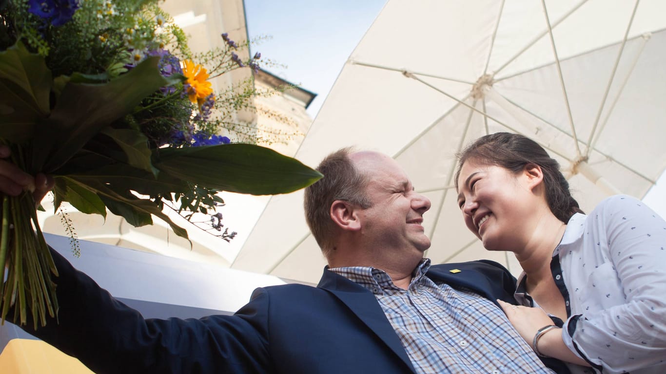 Bild aus besseren Tagen (Archivfoto): Dirk Hilbert (FDP) mit seiner damaligen Ehefrau nach dem Sieg bei der letzten Dresdner Oberbürgermeisterwahl.