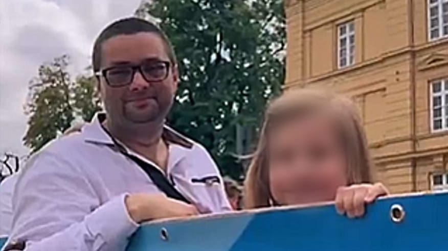 Plärrer: Beim Umzug zum Augsburger Volksfest richteten sich viele Augen auf Andreas Jurca auf dem Wagen der AfD.