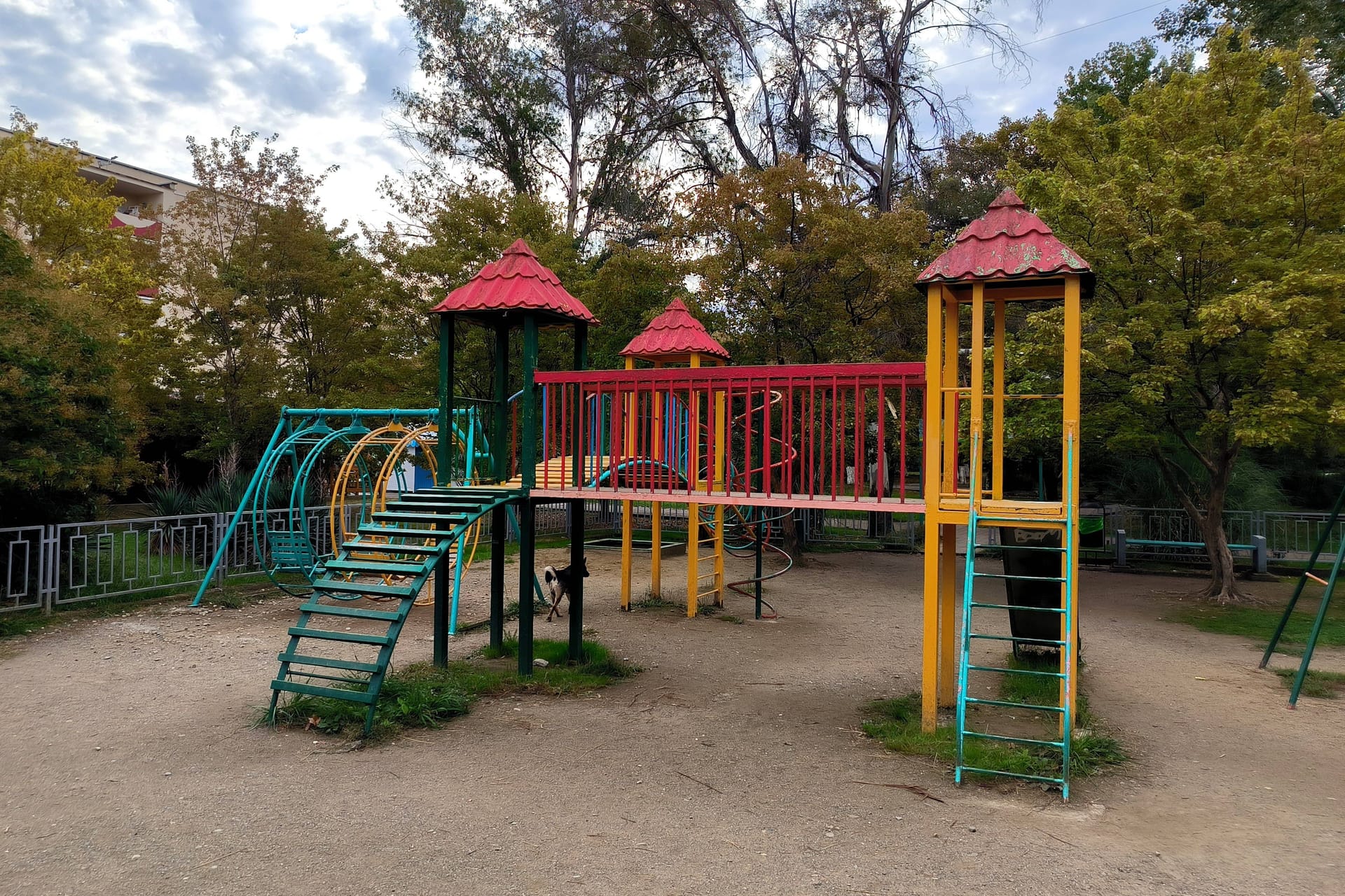 Spielplatz (Symbolbild): In Mülheim an der Ruhr wurde ein 17-Jähriger niedergestochen.