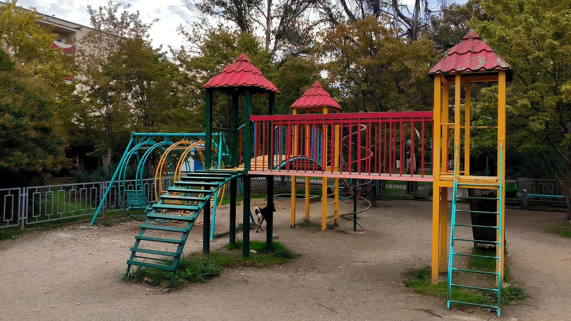 Spielplatz (Symbolbild): In Mülheim an der Ruhr wurde ein 17-Jähriger niedergestochen.