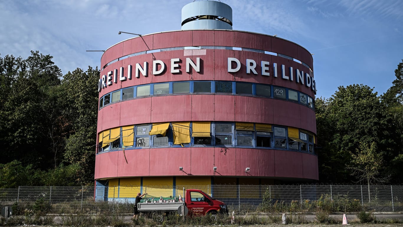 Die ehemalige Autobahnraststätte Dreilinden im Oktober 2023: Seit Jahrzehnten verfällt das auffällige Gebäude vor den Toren Berlins.