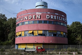 Die ehemalige Autobahnraststätte Dreilinden im Oktober 2023: Seit Jahrzehnten verfällt das auffällige Gebäude vor den Toren Berlins.