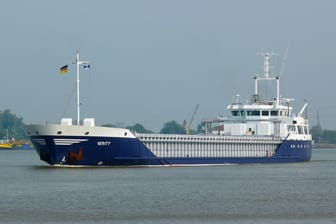 Der Frachter "Verity" vor Kiel (Archivbild): Vor Helgoland kollidierte es mit dem Schiff "Polesie".