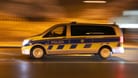 Ein Einsatzfahrzeug der Polizei fährt in einem Tunnel (Symbolbild): Am frühen Sonntagmorgen ist in Köln ein Fußgänger überfahren worden.