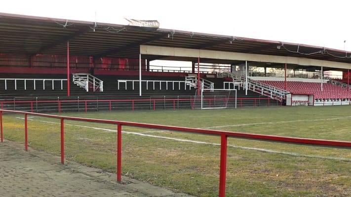 Das Oststadtstadion in Hannover (Archivbild): Unter der Holztribüne wurde das Skelett gefunden. Das Oststadtstadion in Hannover (Archivbild): Unter der Holztribüne wurde das Skelett gefunden.