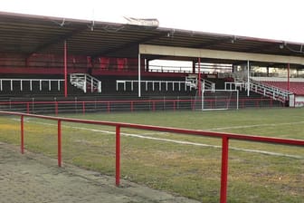 Das Oststadtstadion in Hannover (Archivbild): Unter der Holztribüne wurde das Skelett gefunden.