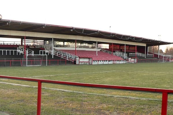 Das Oststadtstadion in Hannover (Archivbild): Unter der Holztribüne wurde das Skelett gefunden.